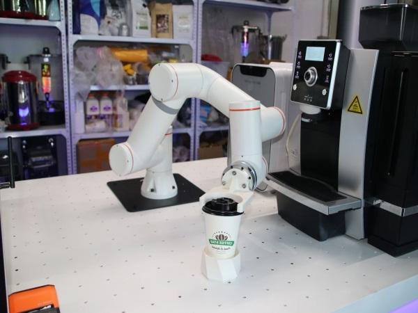 27. Can the robotic arm in the milk tea machine use collaborative robots?